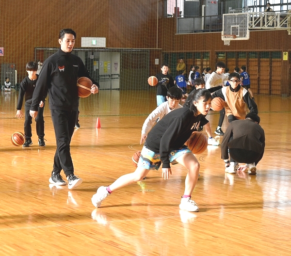 バスケＢ１の選手が小中学生指導　市内スクールが初開催