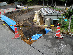 路肩が崩れた塩津峠
