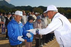 感謝状を受ける松井さん