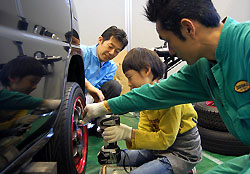 自動車整備をする子ども