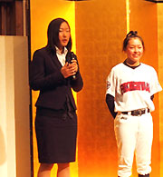 女子選手らを励ます植村投手