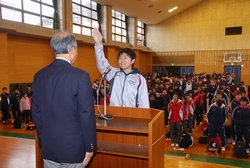 宣誓する桐村選手