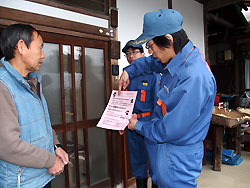 消防団員が防火訪問