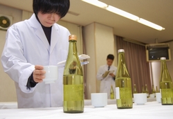 新酒の香りと味を確かめる鑑定官