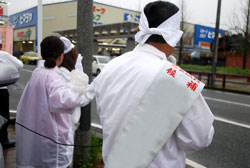 街頭で政策などを訴える候補者