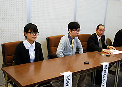 期日前投票所の立会人を務める若者たち