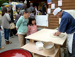名人たちによる打ちたてのそばを味わうことができる