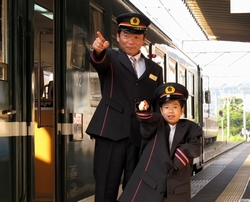 鉄道員になりきって記念写真