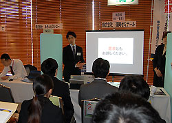スクリーンを持ち込んでＰＲする企業も