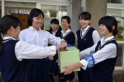生徒らが次々と募金に協力した