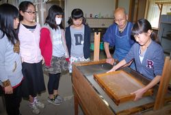 慎重に簾桁を動かす児童