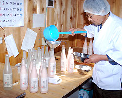 どぶろくの瓶詰め作業