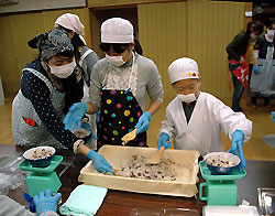 赤飯をパックに詰めた