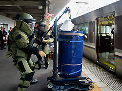 不審物を容器に収める爆発物処理隊員