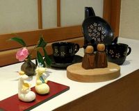 いろんなタイプの雛人形と器が並ぶ