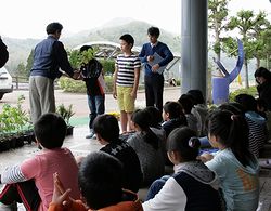 苗木を受け取る児童たち