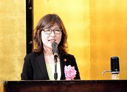 講演する稲田政調会長
