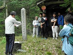 監視哨跡を示す石柱