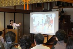 大興寺で講演する榎原さん
