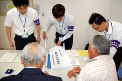 「選挙の七つ道具」を受け取る