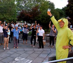 水辺で乾杯