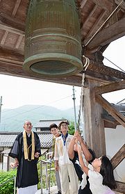 平和を願って鐘を突く