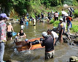 川合川で水遊び