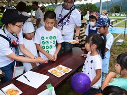 夏野菜ピザを販売する子ども