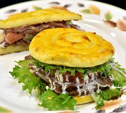 ワサビオニオンソースで味付けした「Ｍ・Ｒ・Ｂ・バーガー」