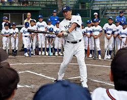 打撃のコツを説明する山崎武司さん