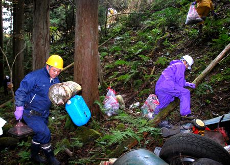 タイヤなどごみを集める