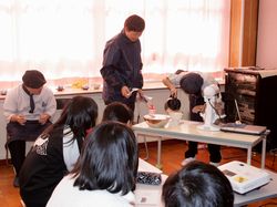仕事の様子を実演