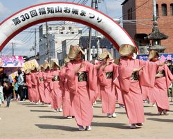 福知山踊りでパレード