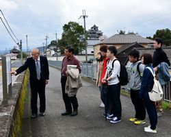 説明を受ける学生たち