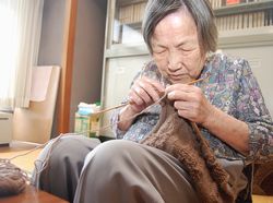 編み物に没頭する長澤さん