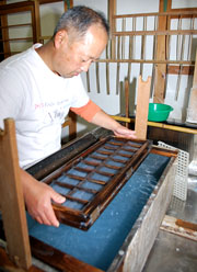 名刺を漉く田中さん