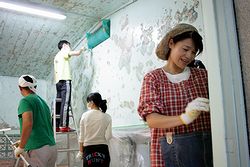 浴室で作業に取り組む人ら