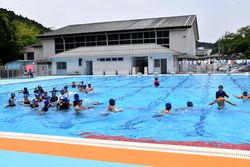 新しいプールで授業を受ける5年生