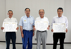 鈴木消防長と感謝状を持つ芦田さん、大西さん、吉良さん