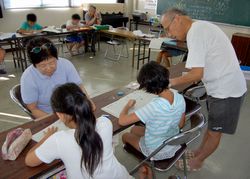 退職教員たちが子どもに寄り添う