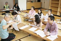 日本語を教わる外国の人たち