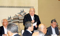 あいさつする谷村会頭