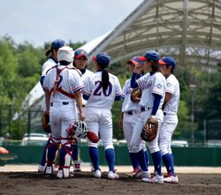 マウンドに集まる成美の選手