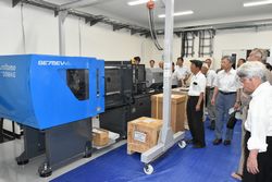 加工用機械を見るメンバー