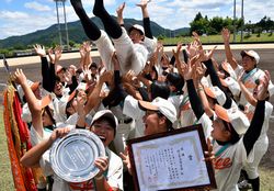胴上げされる蛭田主将