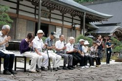 鐘の音に合わせて手を合わせる