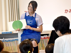 読み聞かせをする高校生