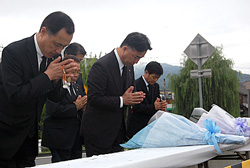 大橋市長らが献花した