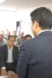 支援者回りをする立候補予定者