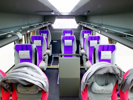 バスの車内。前方は4列、後方が3列シート